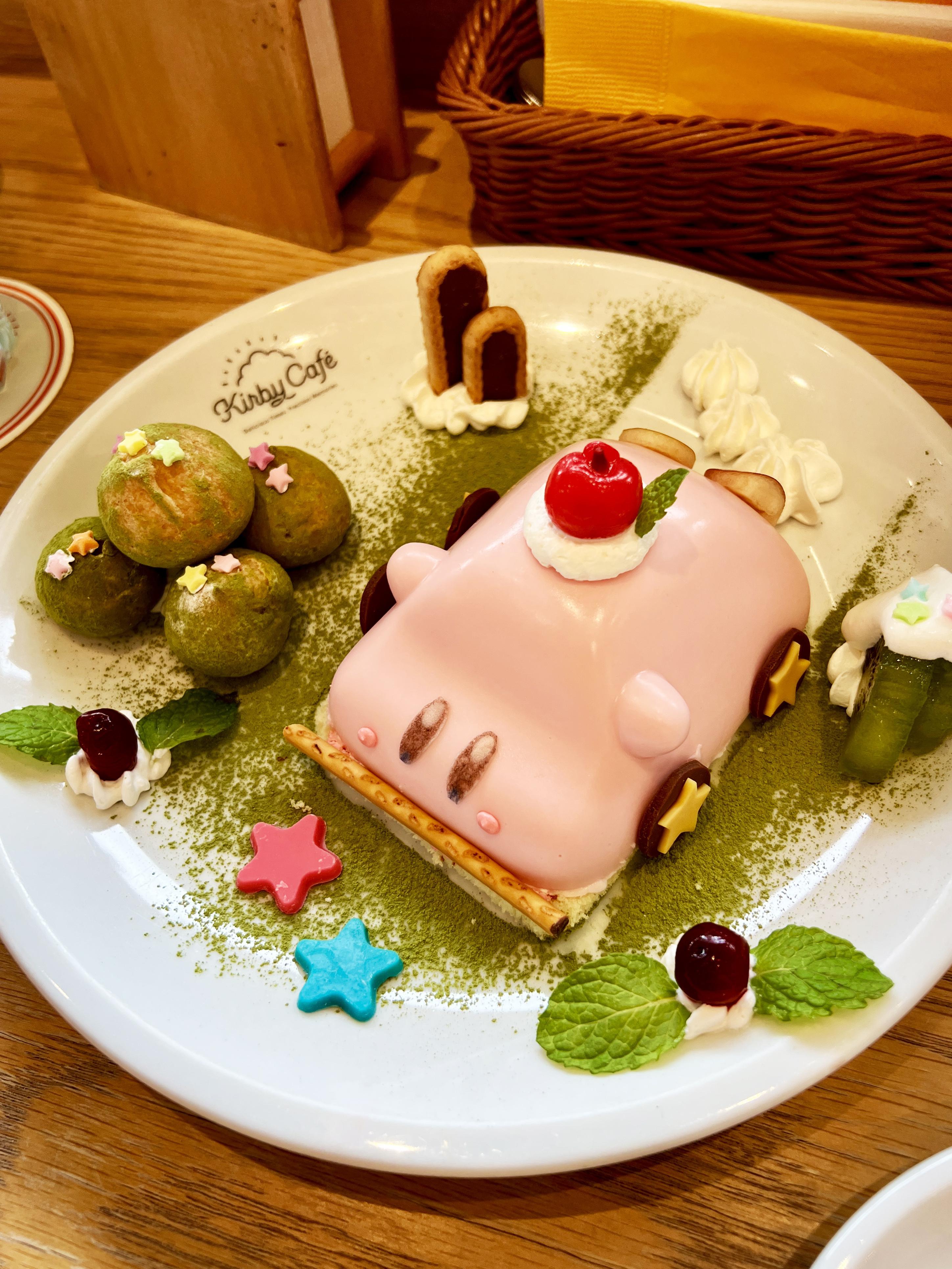 Называется это блюдо по мнению гугл переводчика Carma cheek cake ~Whitey Horns~. И сейчас на сайте Вы сможете видеть немного другой вариант, так как этот десерт был в специальном летнем меню, а сейчас видимо сделали зимний вариант.