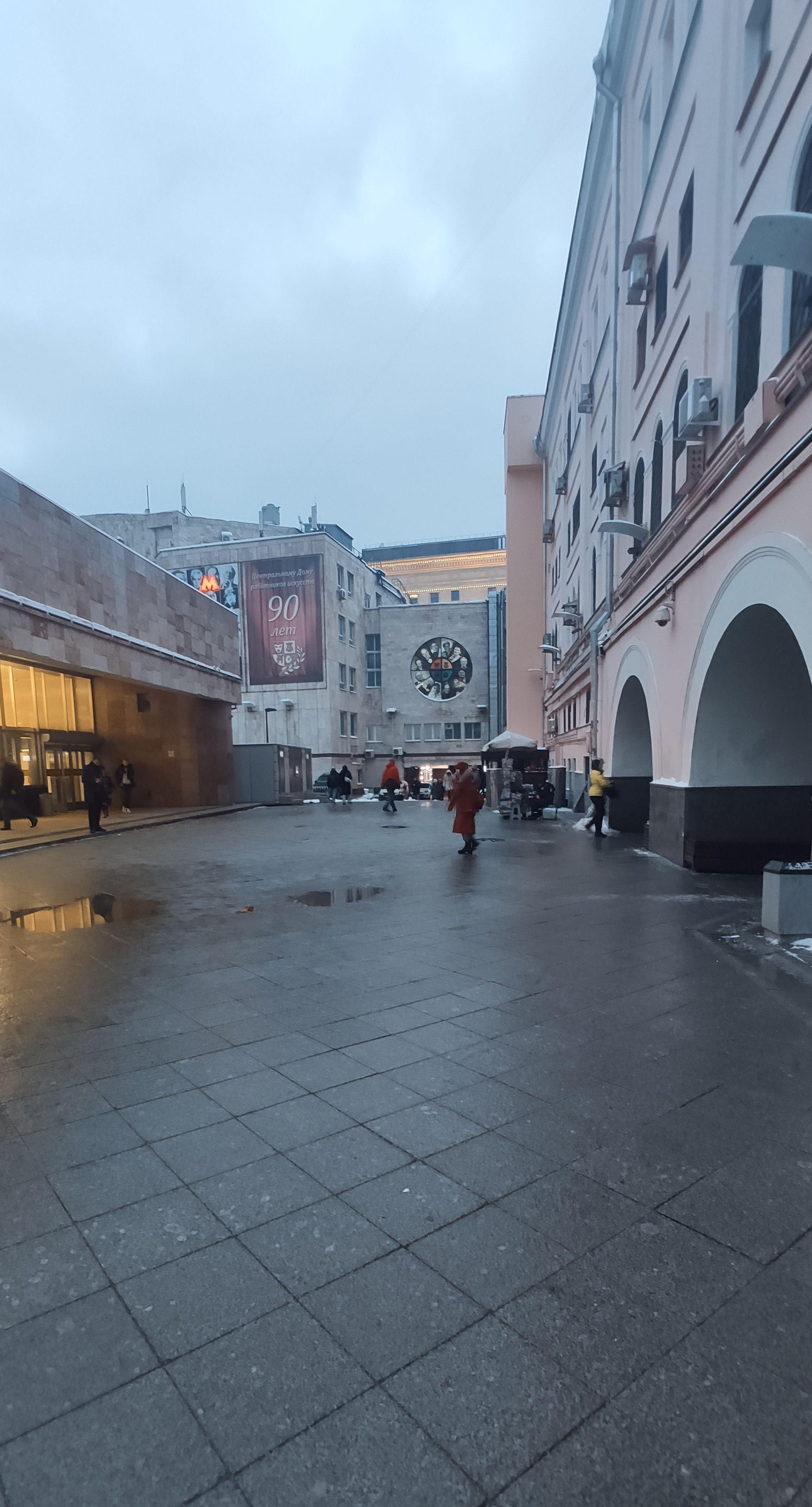 Так сейчас выглядит пространство рядом с метро. Был здесь буквально неделю назад. Представьте крытые палатки по обе стороны.