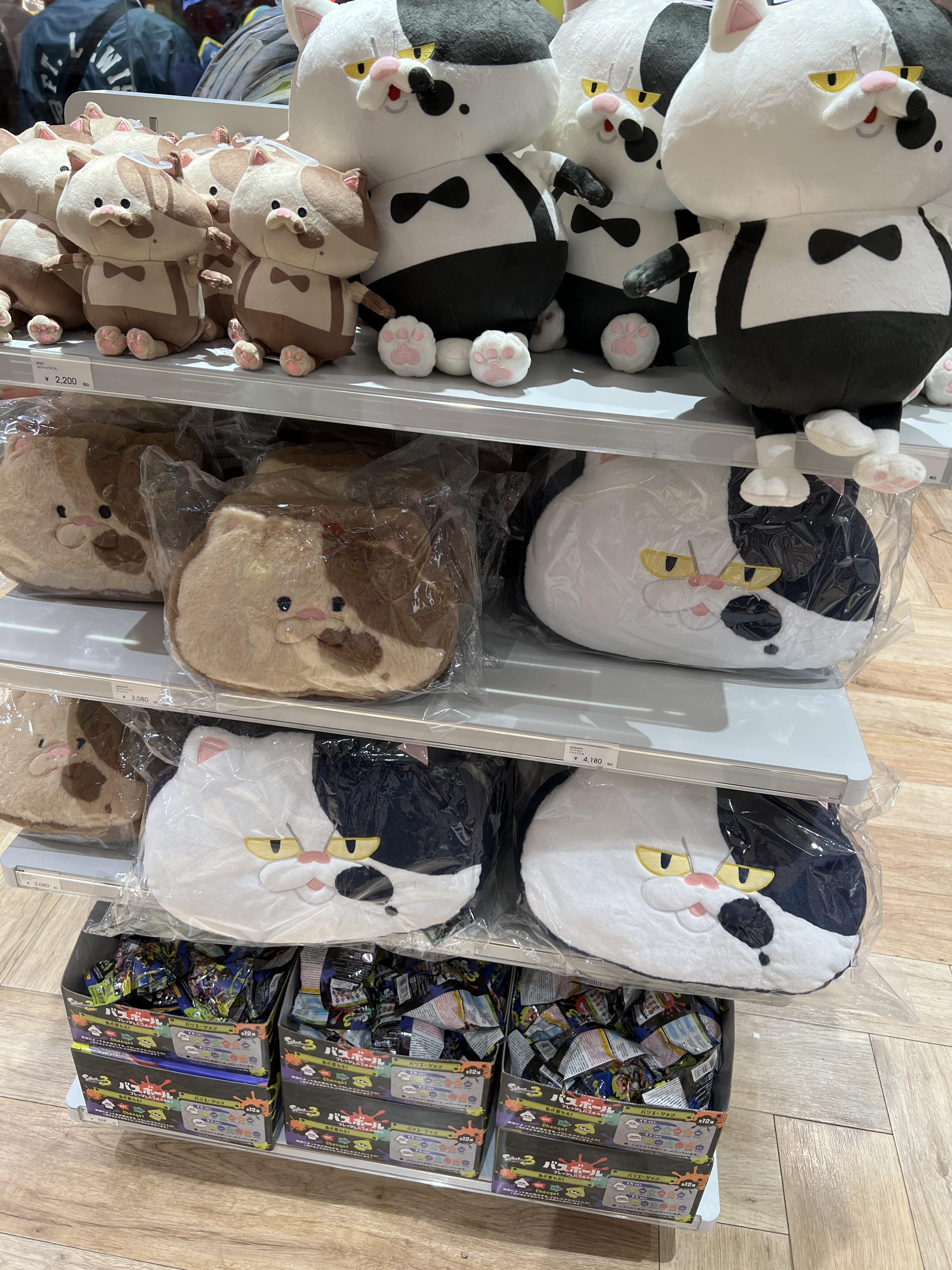 Тут вот большой кот, кот поменьше и вообще маленький кот, жес.... Маленькую подушку было бы отлично взять. Снизу же спрятался, казалось бы, обычный набор брелоков.