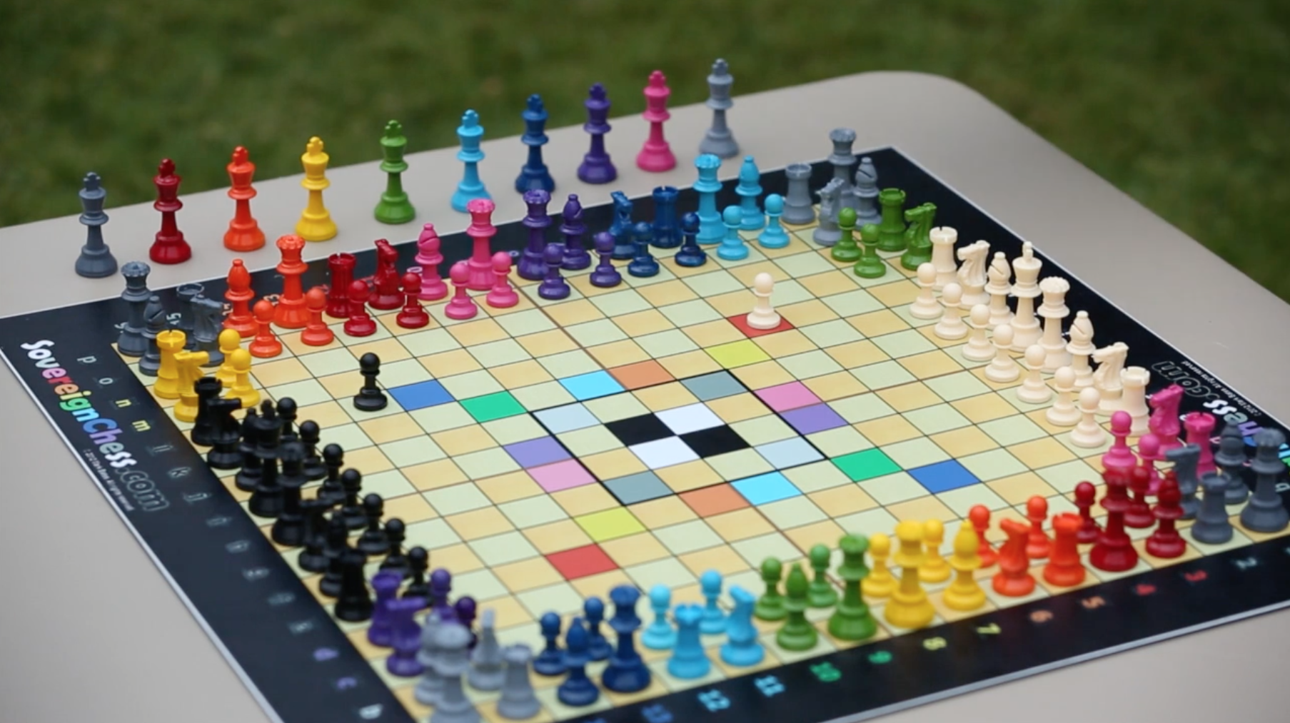 Sovereign Chess - вариант сказочных шахмат с нейтральными фигурами и сложными правилами контроля фигур на доске.