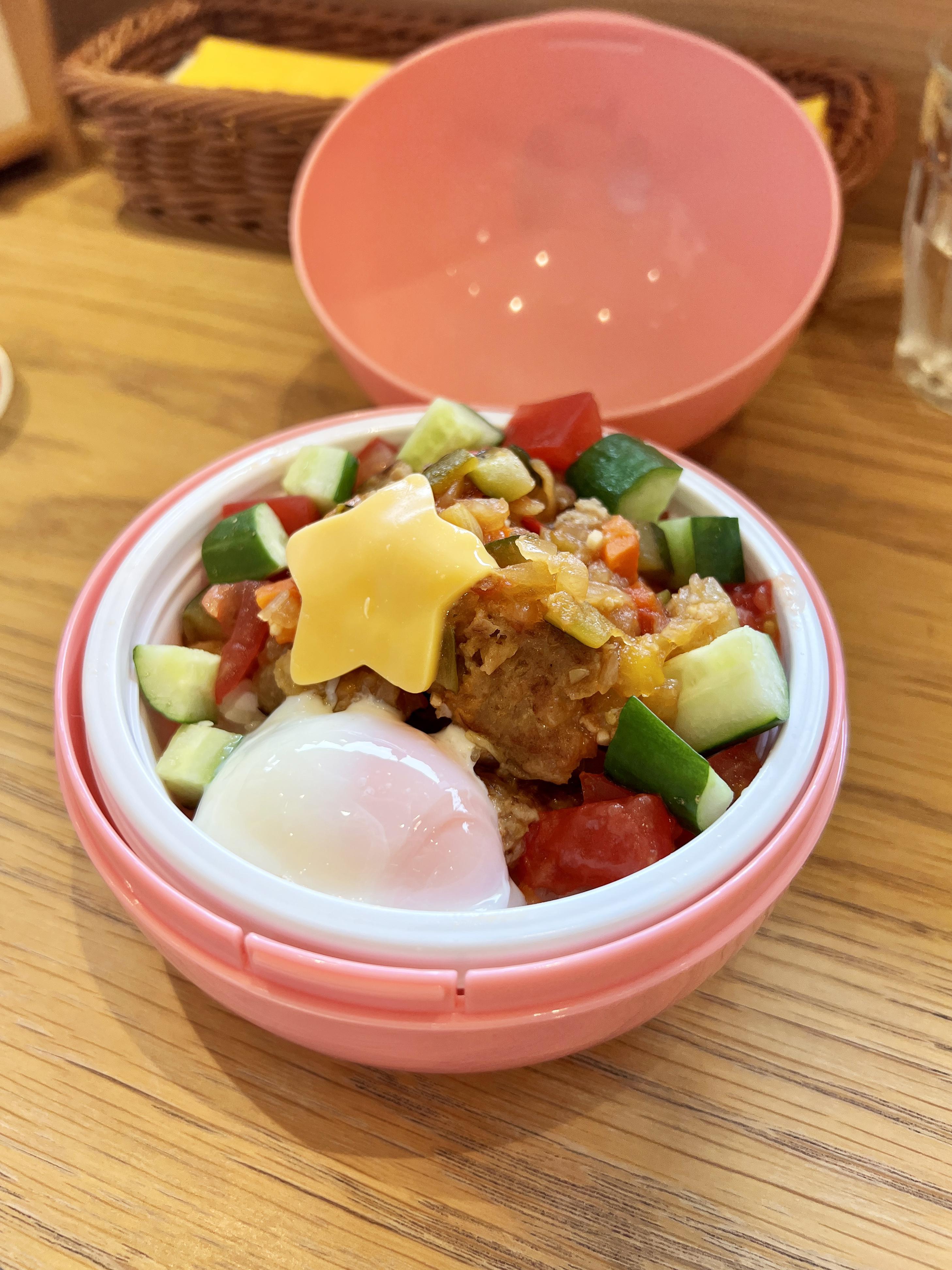 А тут у нас Kirby's Loco Moco миска риса! Тут у нас звёздочный сыр, митбол, яйцо, какой-то особый loco moco соус, и всё это растекается на рис... Господи, дайте мне это прямо сейчас!