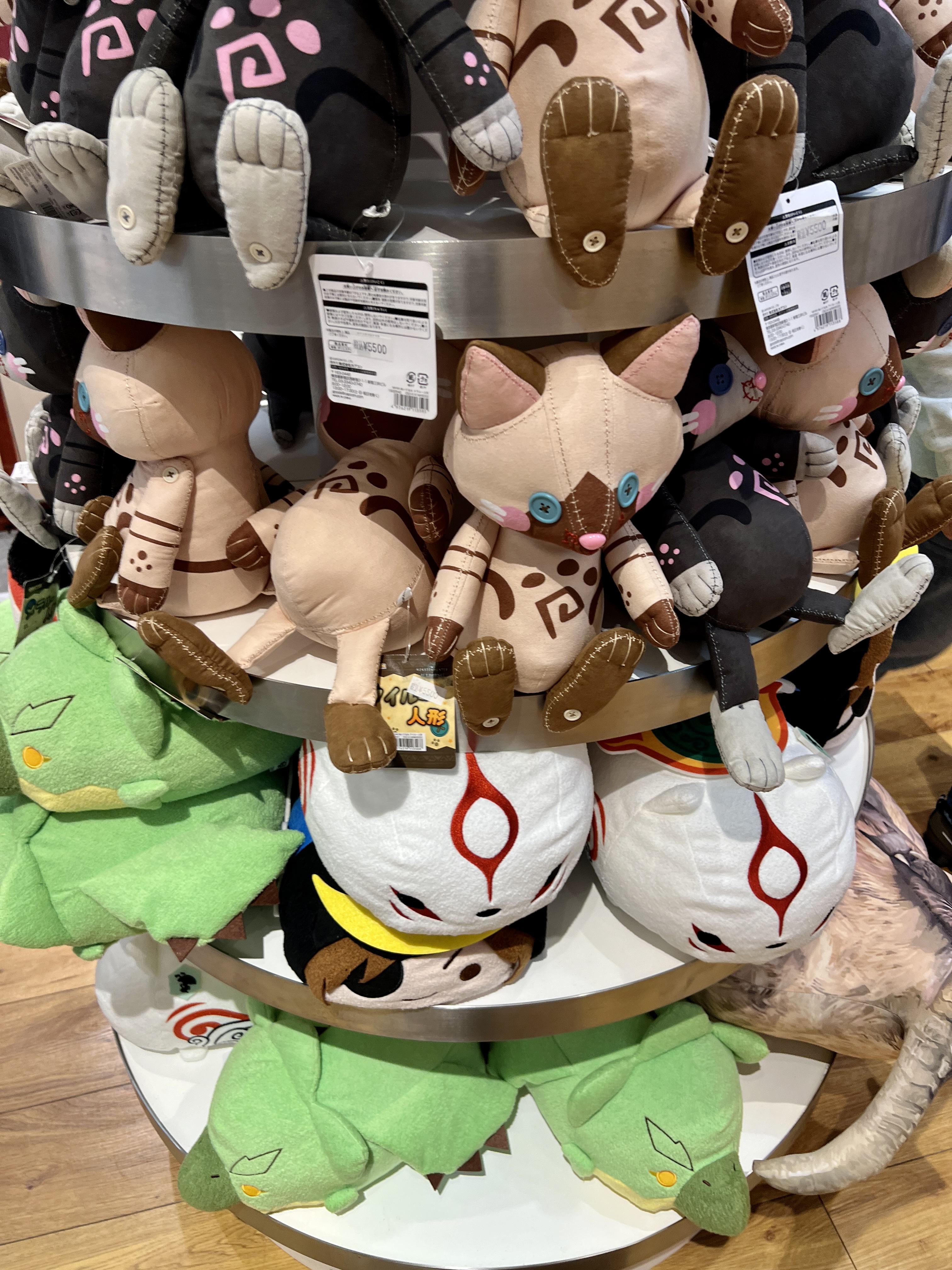 Вы ещё на первой фотографии могли заметить котика из Monster Hunter, так вот он, ещё и со своими друзьями!