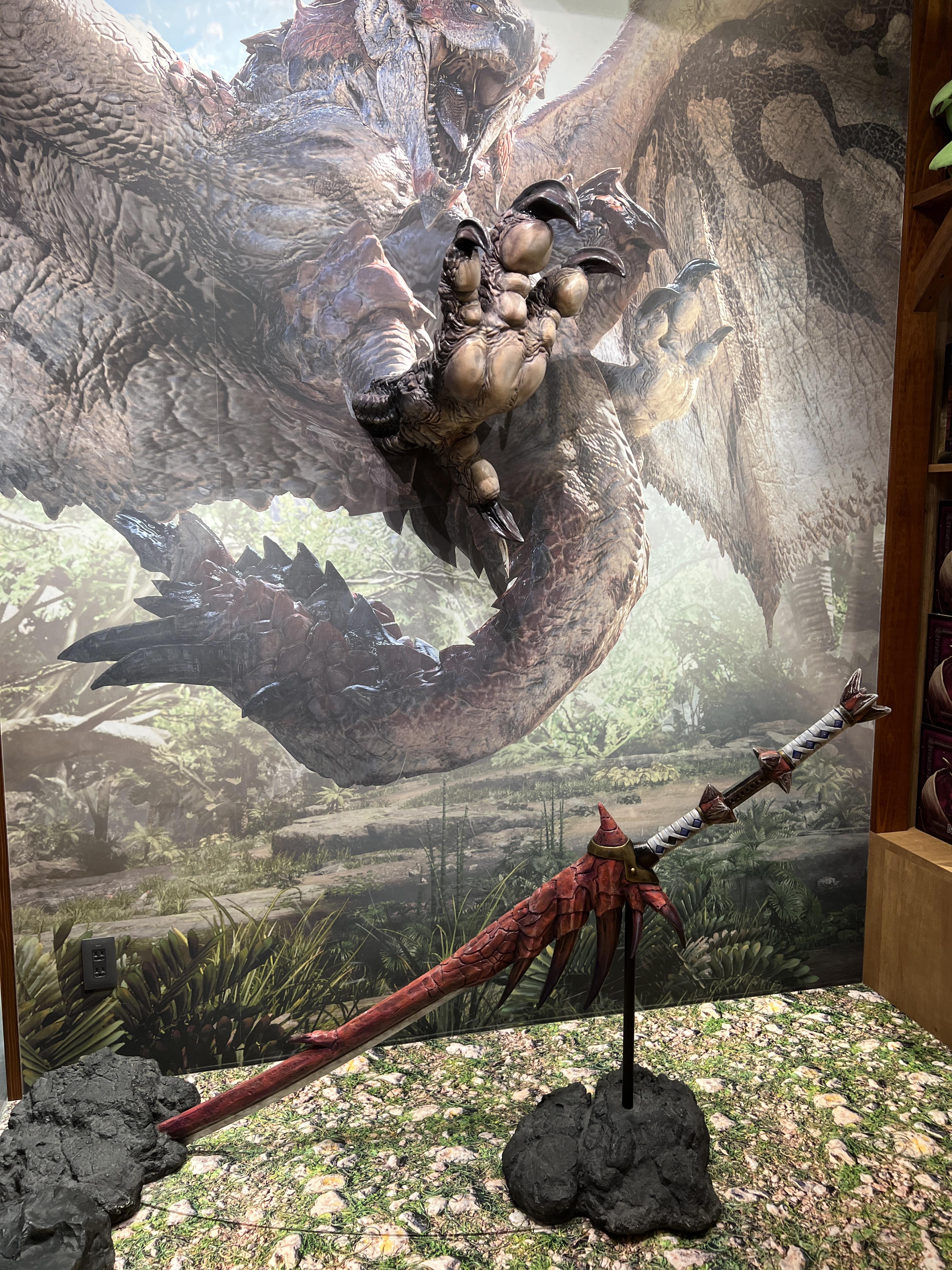 It's dangerous to go alone! Take this and kill the giant dragon! Забавно, что на статую дракона решили не тратить время, поэтому просто сделали ногу и всё.