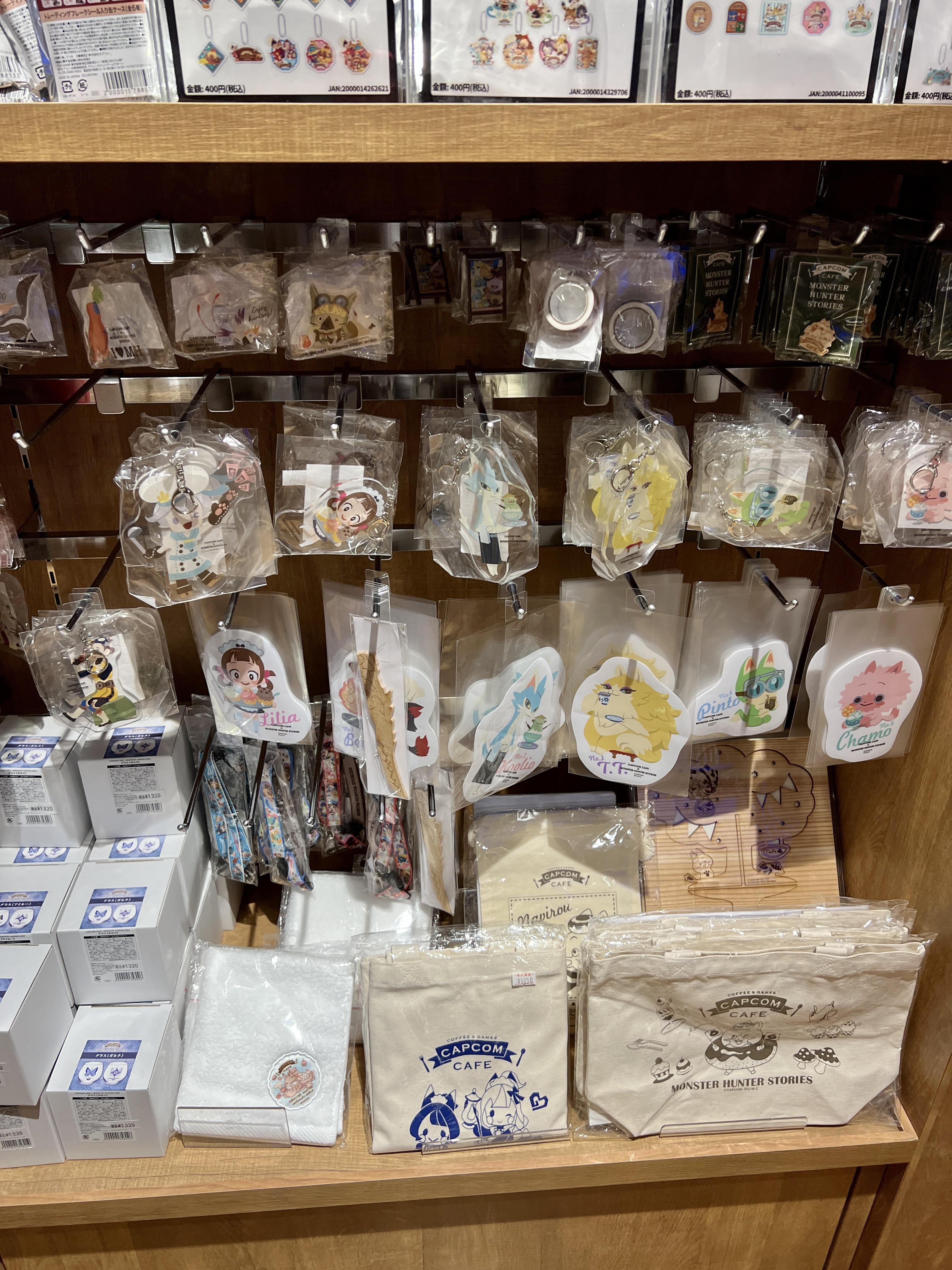 А тут различные брелоки, сумочки, кружки и... Capcom Cafe? Ну уж нет, хватит на сегодня походов в кафе и гигантских трат на еду. После Кирби и так кошелёк в минусе...