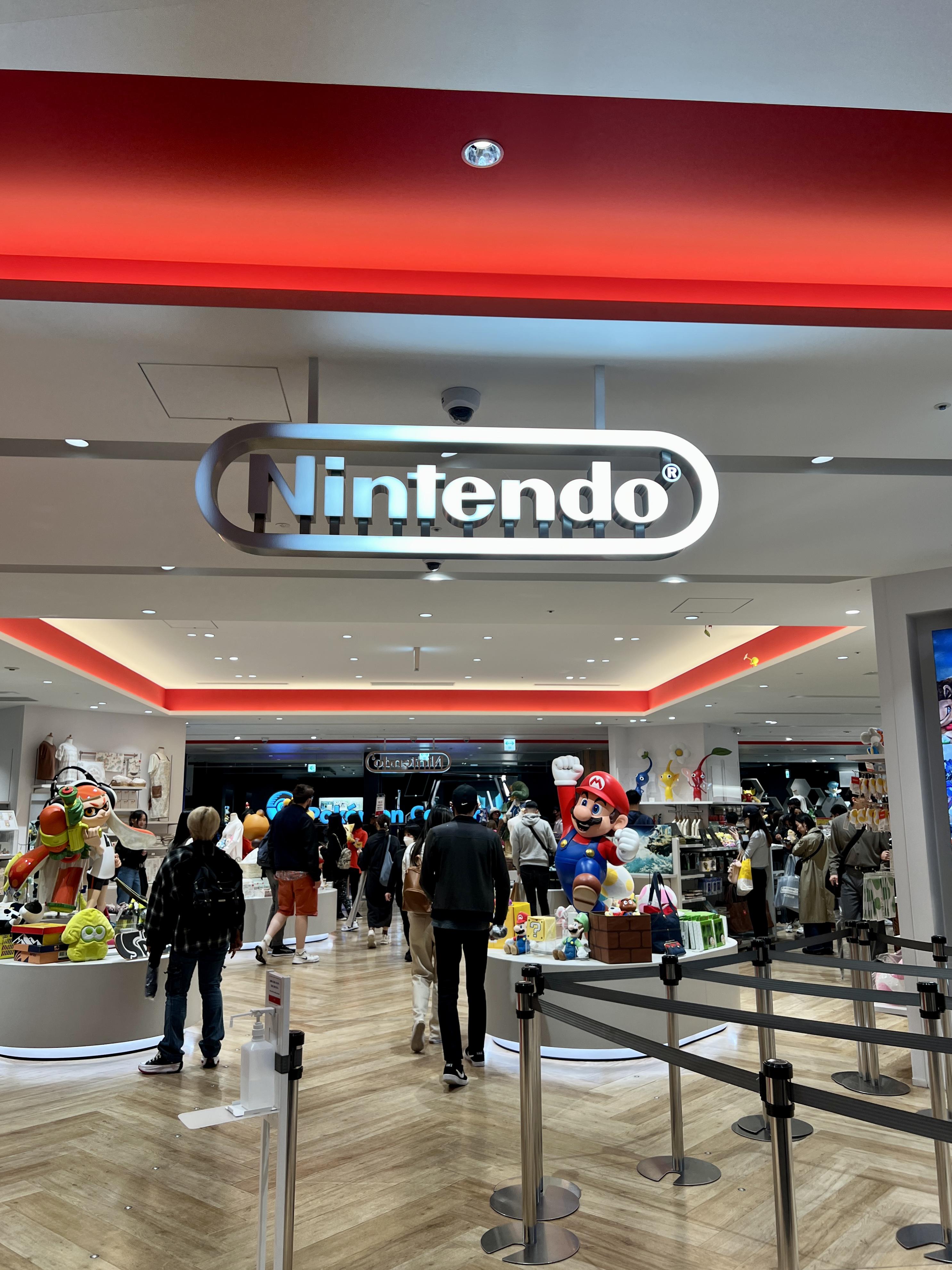 А на фоне можно заметить тот самый Pokémon Center с Мьюту, о котором мы немного рассказывали в прошлом выпуске.